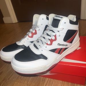 Reebok BB4500 Court White/Black Kids Basketball Size 7 only worn once to try on!